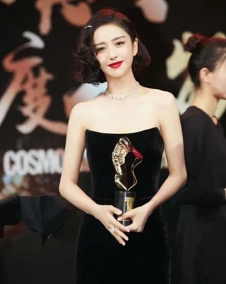 【一路佟行】无惧逆境!佳歌品牌代言人佟丽娅出席COSMO时尚盛典 【一路佟行】无惧逆境!佳歌品牌代言人佟丽娅出席COSMO时尚盛典