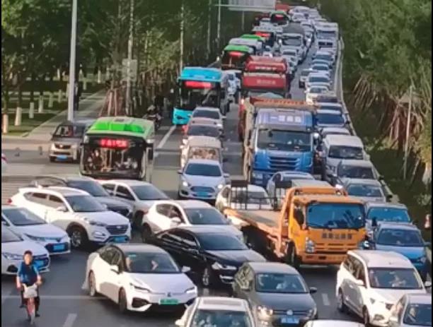 才下高速又上堵途?饭点排烟佳歌来疏通! 才下高速又上堵途?饭点排烟佳歌来疏通!