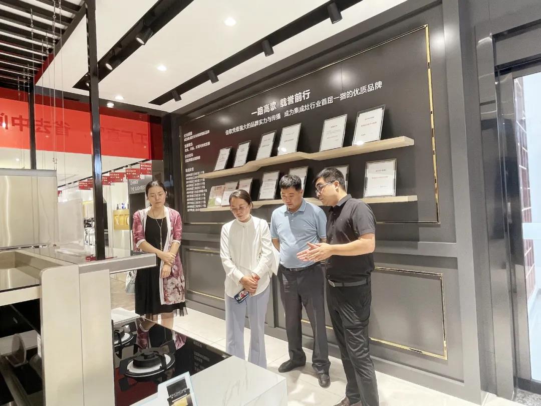 中国电子节能协会副秘书长梁上音一行莅临佳歌集团参观指导 中国电子节能协会副秘书长梁上音一行莅临佳歌集团参观指导