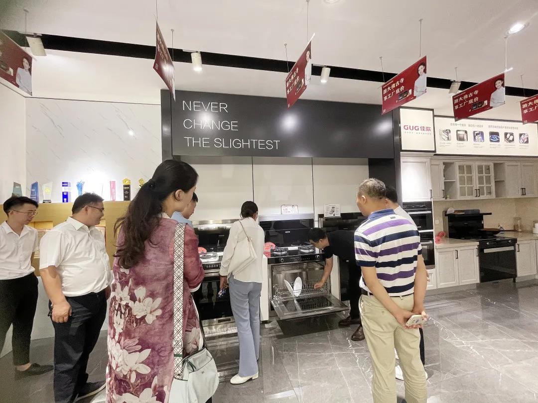 中国电子节能协会副秘书长梁上音一行莅临佳歌集团参观指导 中国电子节能协会副秘书长梁上音一行莅临佳歌集团参观指导