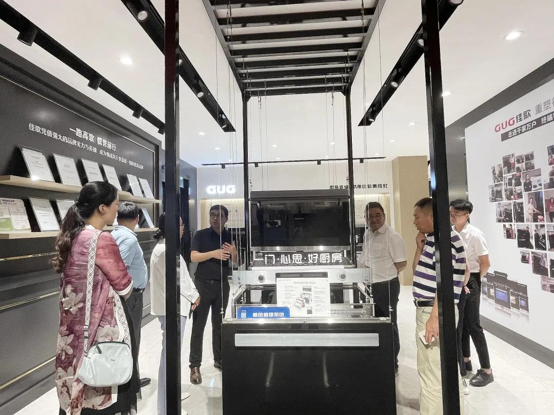 中国电子节能协会副秘书长梁上音一行莅临佳歌集团参观指导 中国电子节能协会副秘书长梁上音一行莅临佳歌集团参观指导