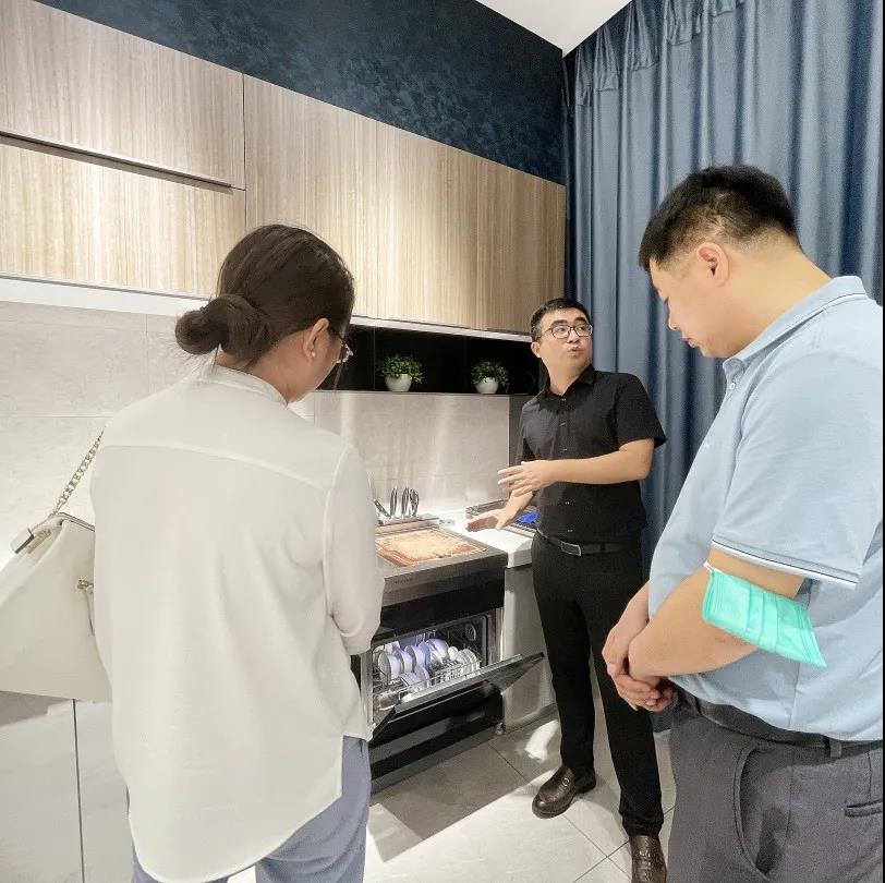 中国电子节能协会副秘书长梁上音一行莅临佳歌集团参观指导 中国电子节能协会副秘书长梁上音一行莅临佳歌集团参观指导