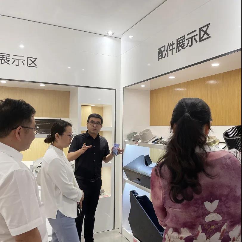 中国电子节能协会副秘书长梁上音一行莅临佳歌集团参观指导 中国电子节能协会副秘书长梁上音一行莅临佳歌集团参观指导