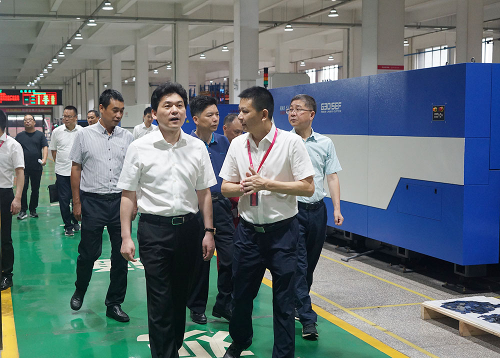 【头条】嵊州市市长严钢莅临佳歌集成灶视察和指导