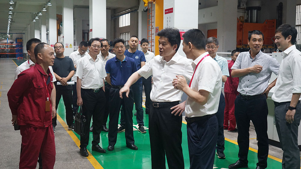 【头条】嵊州市市长严钢莅临佳歌集成灶视察和指导