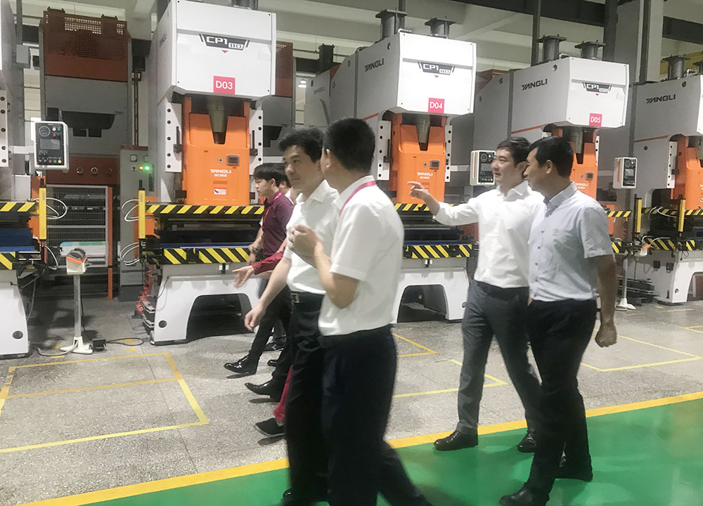 【头条】嵊州市市长严钢莅临佳歌集成灶视察和指导