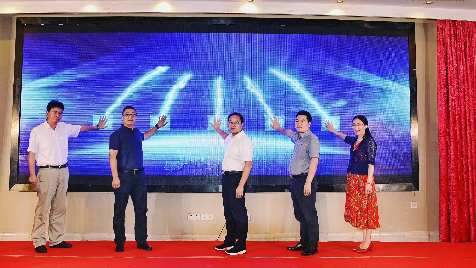 中国经济信息社、京东集团、嵊州市商务局等“厂直优品”项目组成员莅临佳歌集成灶参观考察