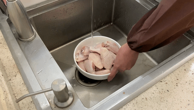 【佳歌厨房】全家都爱吃的可乐鸡翅，你学会了吗？