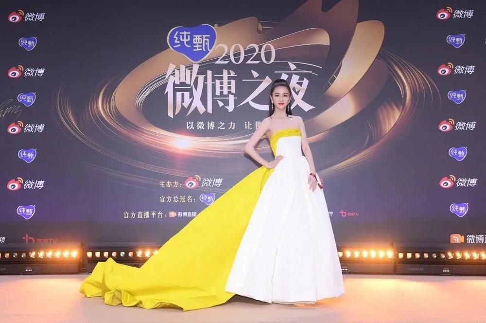 佳歌品牌代言人佟丽娅荣获“微博年度之星”！