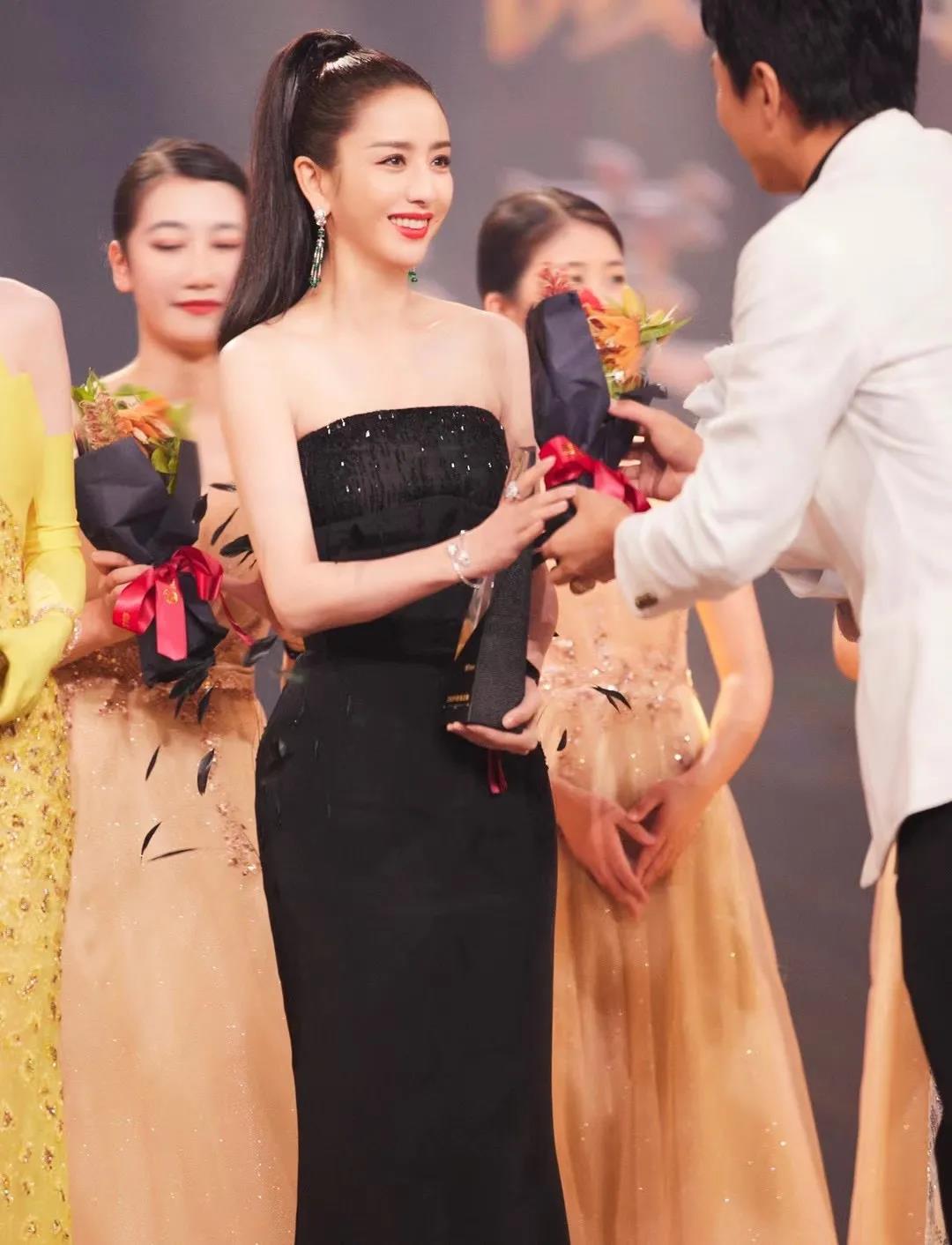 佳歌品牌代言人佟丽娅荣获“微博年度之星”！