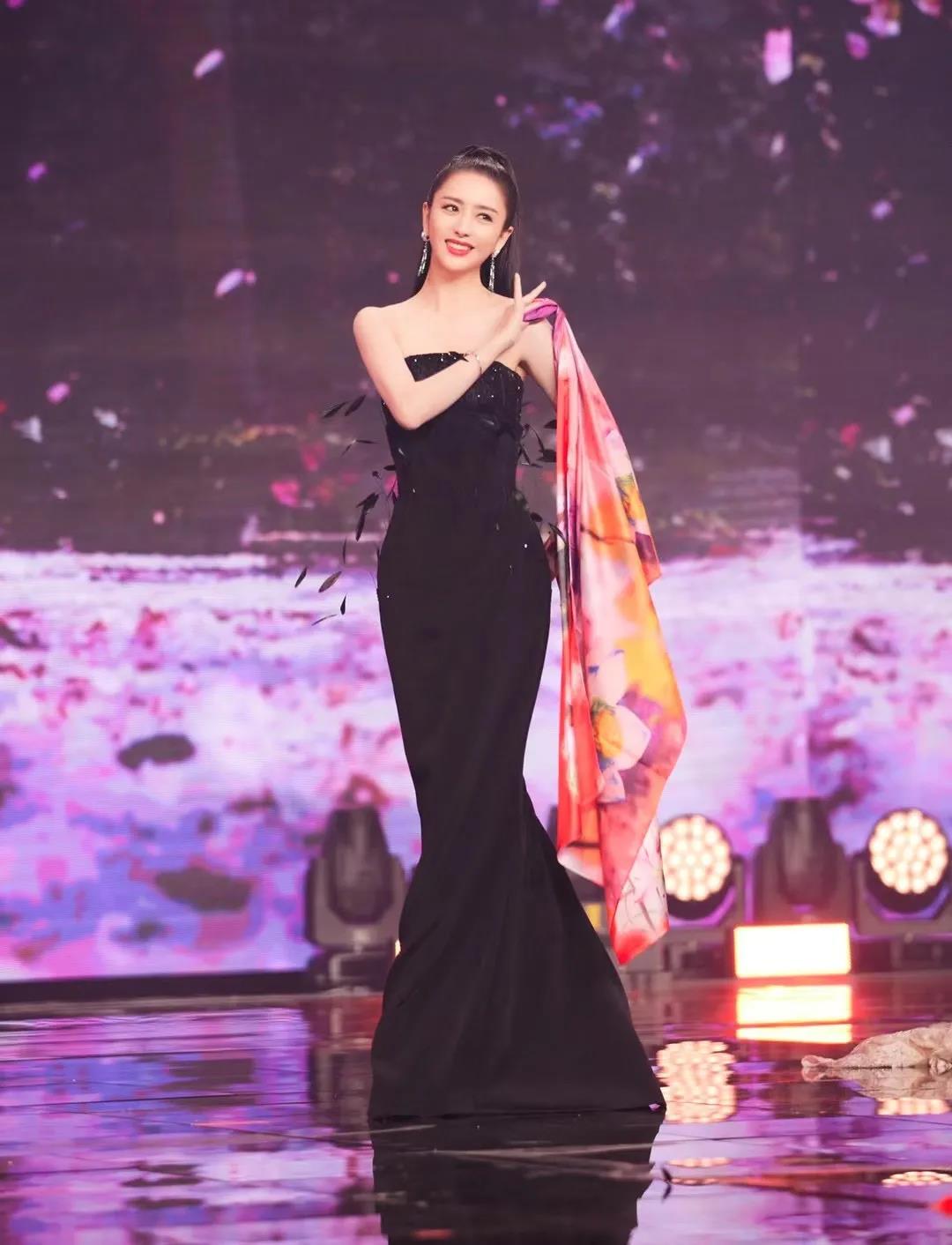 佳歌品牌代言人佟丽娅荣获“微博年度之星”！