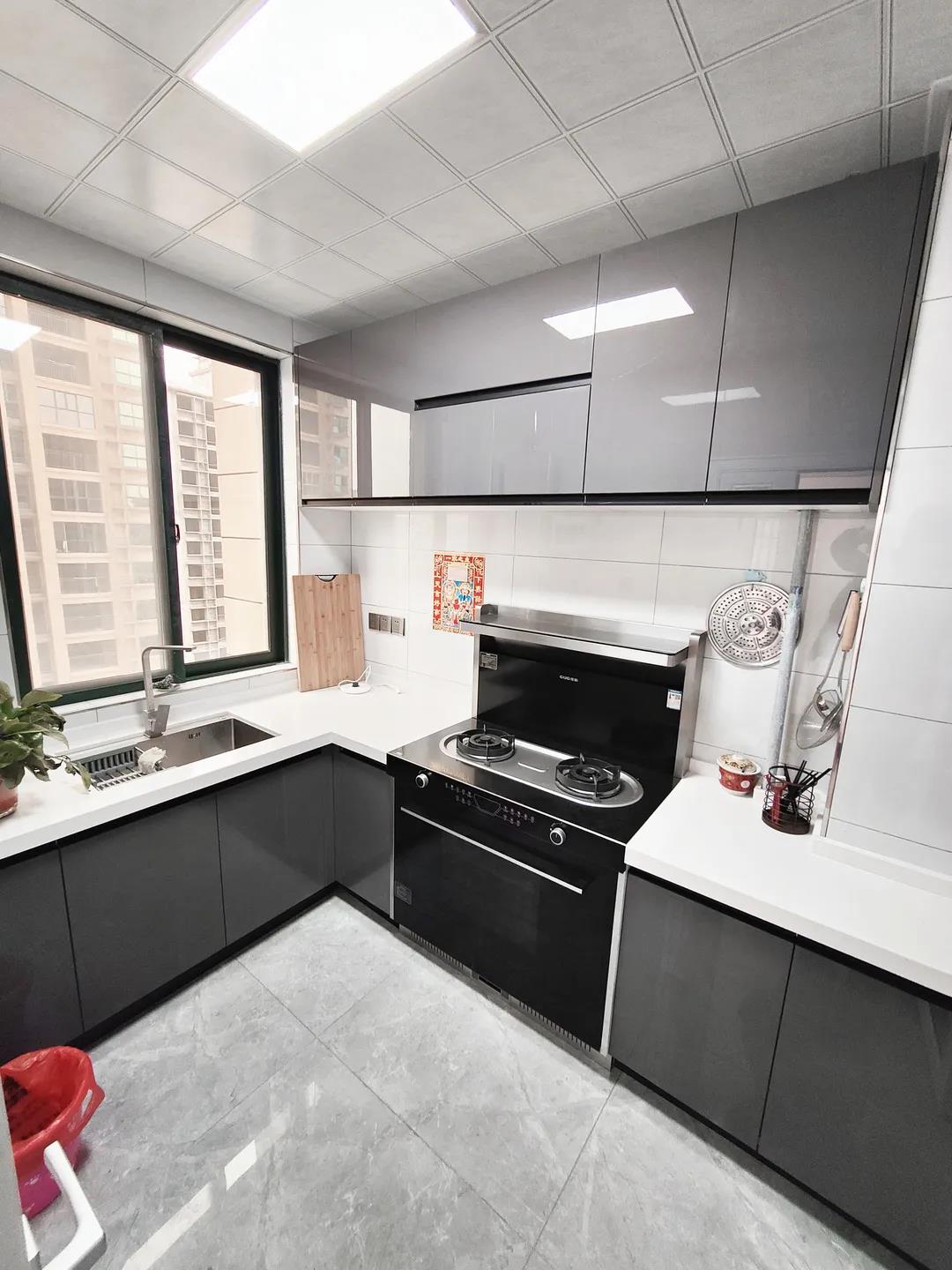 黑白简约现代公寓厨房装修效果图_齐家网装修效果图
